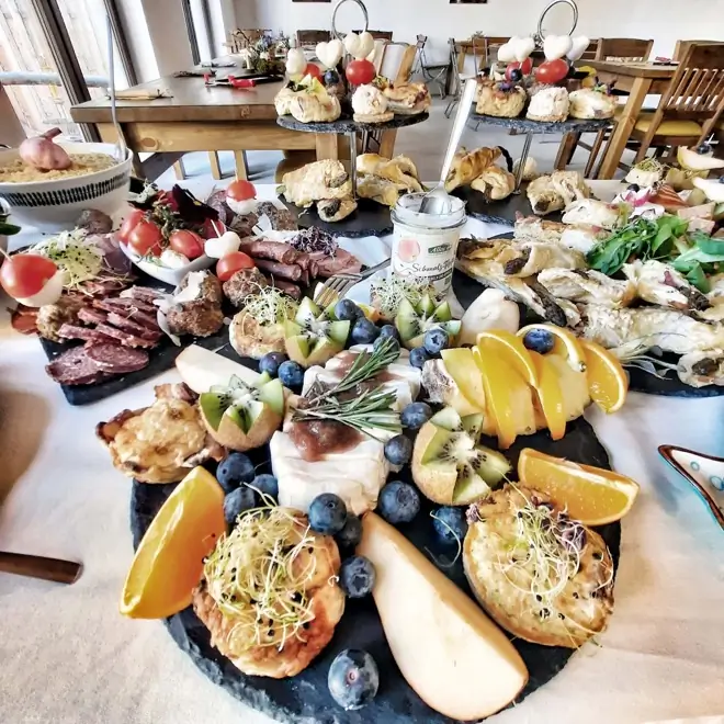 Reich gedecktes Frühstücksbuffet im Bio-Restaurant Alte Tischlerei
