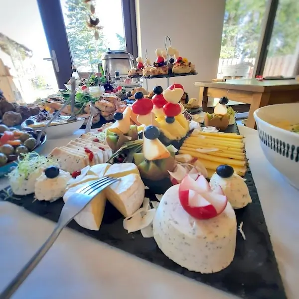 Festlich angerichtetes Catering mit Käse und Obst