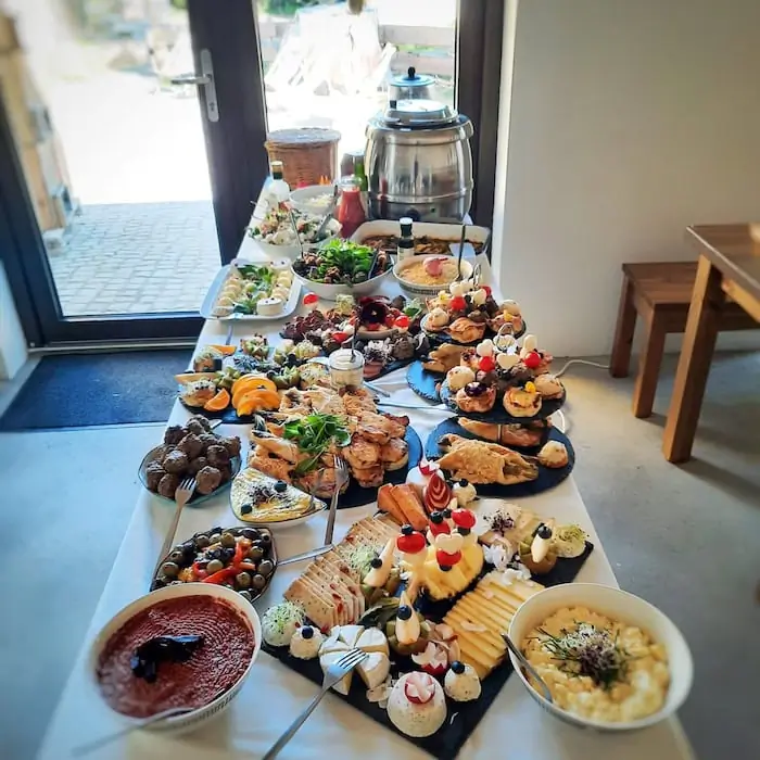 Catering-Buffet mit kalten Platten und Fingerfood