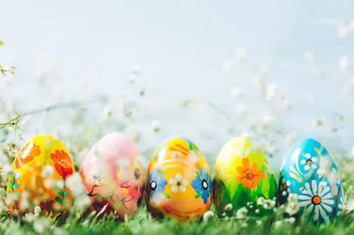 Bunt bemalte Ostereier in der Wiese – Osterbrunch in der Alten Tischlerei